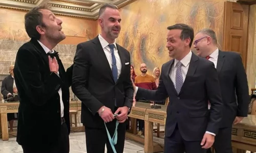 Ο Αύγουστος Κορτώ παντρεύτηκε τον σύντροφό του στο Δημαρχείο Αθηνών
